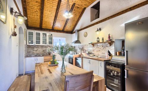 Kjøkken eller kjøkkenkrok på Dalmatia Stone House - heated pool