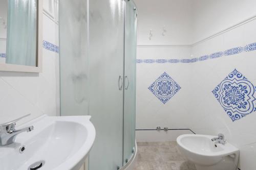 Lido ConchigliaにあるCasa Vacanze Anfitriteの白いバスルーム(シンク、シャワー付)