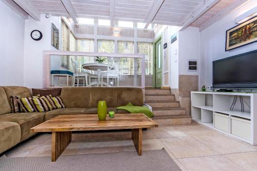 Carlo Rentyear Apartments