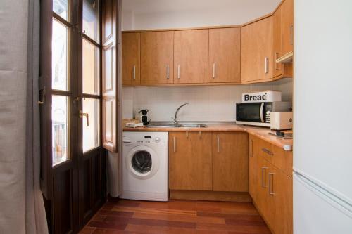 Kuchyň nebo kuchyňský kout v ubytování Centro Bib-Rambla, tranquilo y acogedor