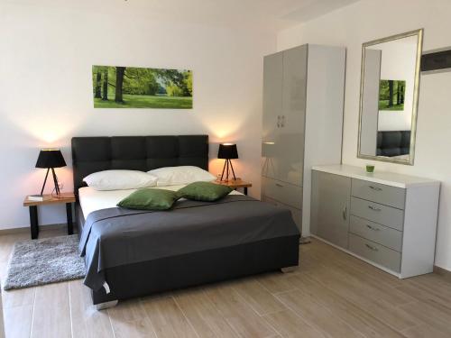 Ένα ή περισσότερα κρεβάτια σε δωμάτιο στο Apartmani Učka