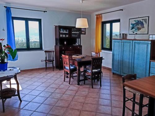 ポリカストロ・ブッセンティーノにあるCasa Alberico - Golfo di Policastroのキッチン、ダイニングルーム(テーブル、椅子付)