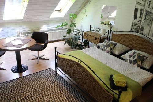 Schlafzimmer mit einem Bett, einem Tisch und Stühlen in der Unterkunft VIKSI hostel in Ljubljana