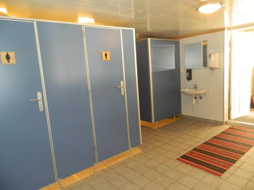 baño con puertas azules y lavamanos en Eidfjord Hytter, en Eidfjord