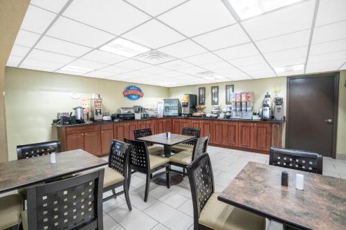 a dining room with tables and chairs in a restaurant at Baymont by Wyndham Knoxville I-75 in Knoxville