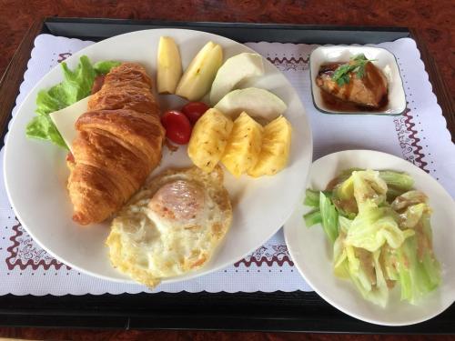 a tray with two plates of food with breakfast foods at Cingjing Vienna Pleasance Cottage in Renai