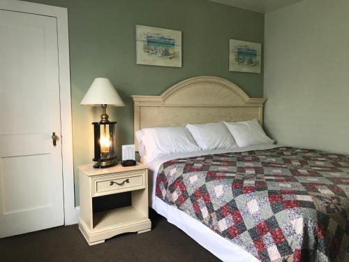 Un pat sau paturi într-o cameră la Ocean Lodge Hotel & Apartments