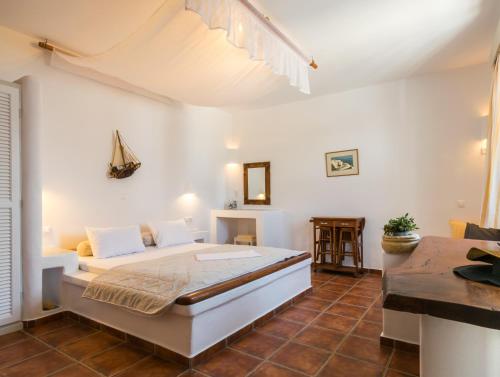 een slaapkamer met een bed in een kamer bij Giannoulis Hotel in Adamas