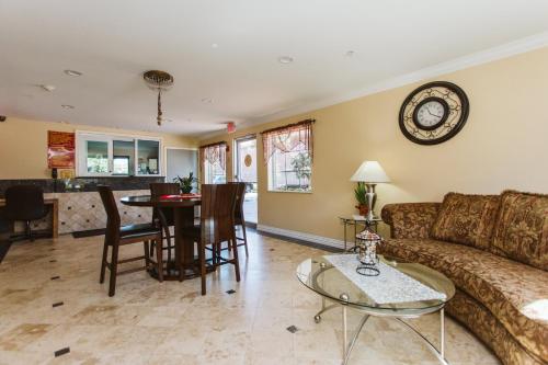 uma sala de estar com um sofá e uma mesa em Home Place Inn em Houston