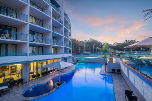 una foto della piscina di un hotel di Landmark Resort a Nelson Bay