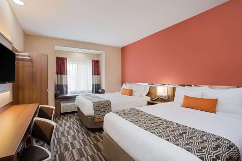 Postel nebo postele na pokoji v ubytování Microtel Inn & Suites by Wyndham Walterboro