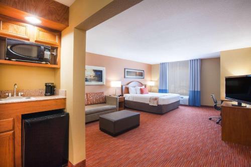 una habitación de hotel con una cama y un televisor en Hawthorn Extended Stay by Wyndham Corpus Christi, en Corpus Christi