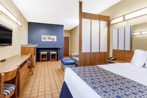 una camera d'albergo con letto e scrivania di Microtel Inn & Suites a Dickson City