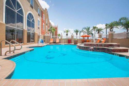 a large pool with blue water in a resort at Hawthorn Extended Stay by Wyndham Corpus Christi in Corpus Christi