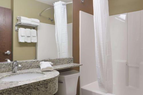 Ένα μπάνιο στο Microtel Inn & Suites by Wyndham Minot