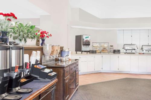 Кухня или мини-кухня в Hawthorn Extended Stay by Wyndham Green Bay
