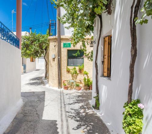 an alley in the village of antiparos antiparos antiparos island at Private studio in historic house in Lástros