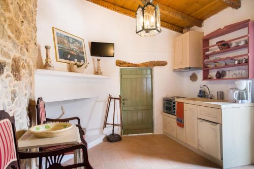Kuchyňa alebo kuchynka v ubytovaní Private studio in historic house