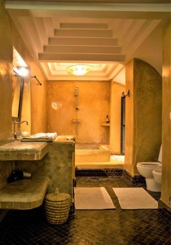 Salle de bains dans l'établissement Riad Bamileke