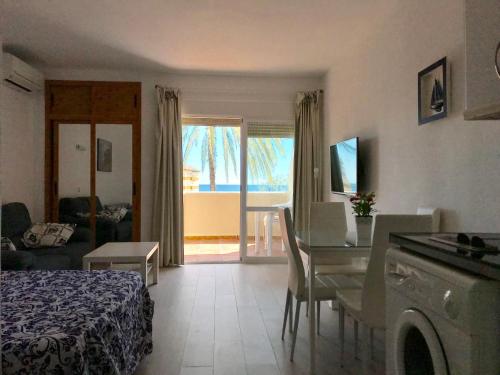 um quarto com uma cama, uma mesa e uma secretária em Estudios y Apartamentos Benal Beach em Benalmádena