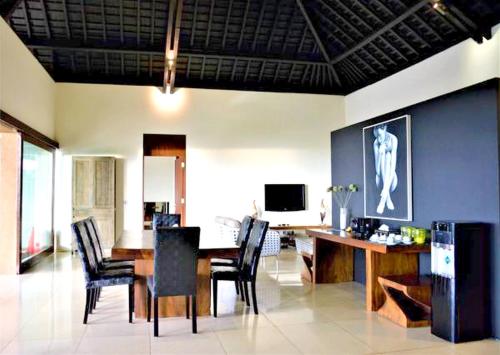 a living room with a dining room table and chairs at Villa Tiara in Senggigi 