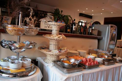 un buffet di cibo su un tavolo in un ristorante di Hotel Sileoni Dépendance Villa Antonio a Marina di Cecina