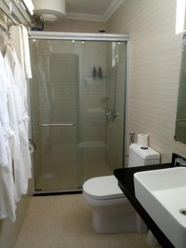 Bilik mandi di Spice Palace Hotel