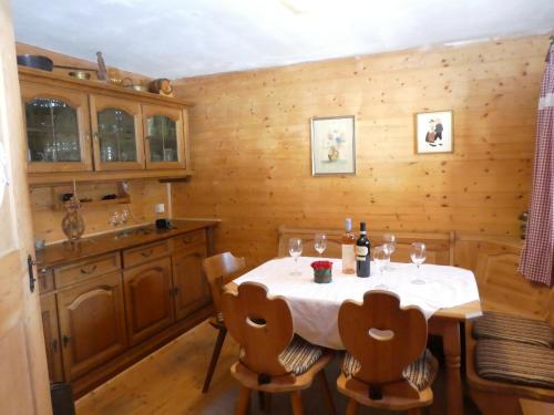 jadalnia ze stołem i kieliszkami do wina w obiekcie Ferienhaus Posthüttl w mieście Virgen