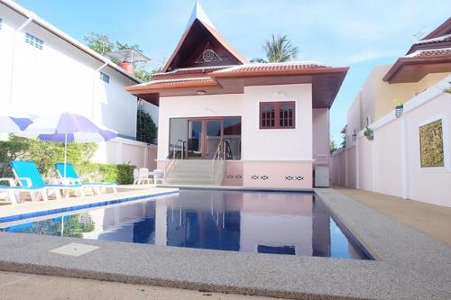 בריכת השחייה שנמצאת ב-Majestic Villas Phuket או באזור