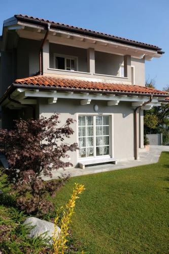 a white house with a window and a yard at Casa Irma by Lago Reisen in Cannobio