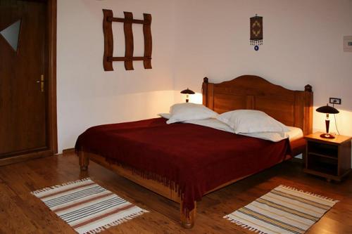 En eller flere senge i et værelse på Pensiunea La Turcu