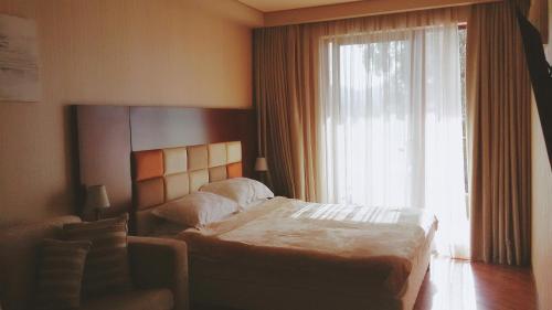 Отель Дримлэнд Оазис tesisinde bir odada yatak veya yataklar