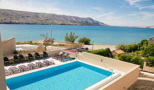 Ein Blick auf den Pool von der Unterkunft Hotel Meridijan oder aus der Nähe