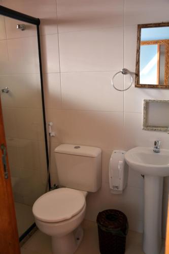 Bilik mandi di Pousada Zero Grau