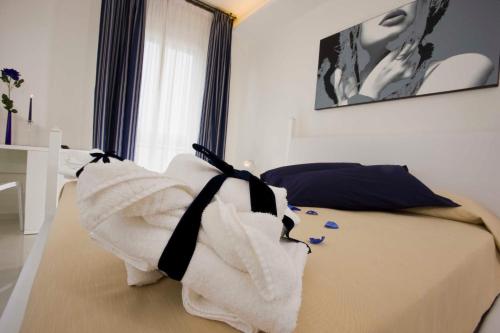 Hotel Nord Est tesisinde bir odada yatak veya yataklar