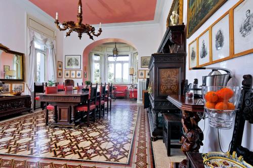 ein Esszimmer mit einem Tisch und Stühlen in der Unterkunft Domus Monamì Luxury Suites in Rom