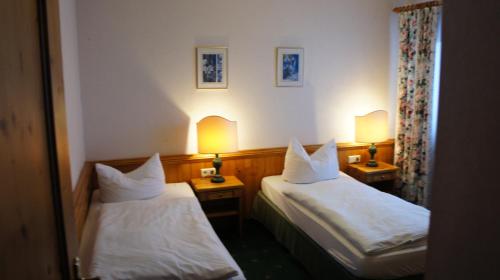 a hotel room with two beds and two lamps at Ferienhaus Rheintalblick in Bad Bellingen