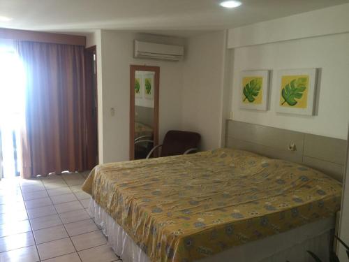 - une chambre avec un grand lit dans l'établissement Flat 804 Paradise Flat, à Natal