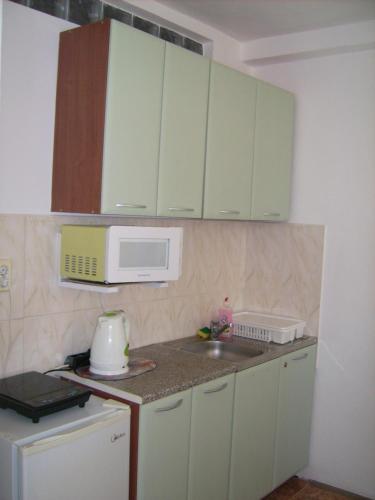 A kitchen or kitchenette at Hotel Pasians