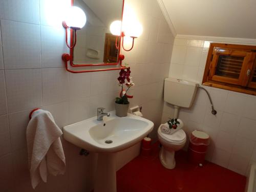 Ett badrum på Christakos Apartments