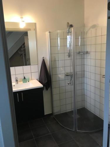 Ett badrum på Løkken Badehotel Apartments