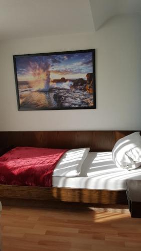 ノイスにあるS＆L ホテル ノイスの壁に絵が描かれた部屋のベッド1台