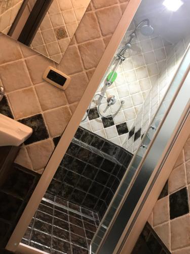 W łazience znajduje się prysznic ze szklanymi drzwiami. w obiekcie “La maison” nel cuore di Genova w Genui