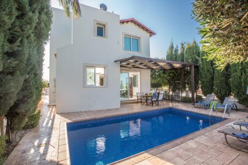 Villa con piscina frente a una casa en Katerina Luxury Villas, en Protaras