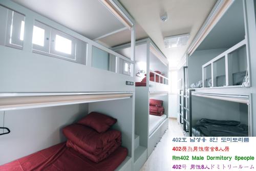 a room with two red cushions on a shelf at Daegu Midtown Hostel in Daegu