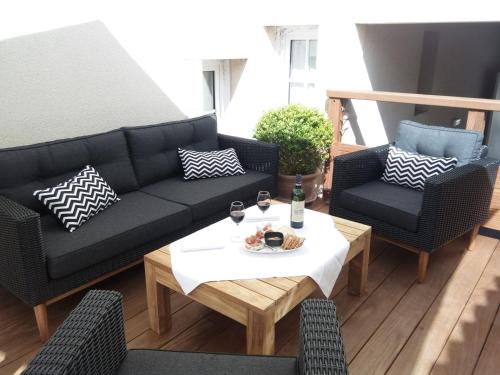 a living room with a couch and a table at Le Clos Du GALION - Ile de Ré in Saint-Martin-de-Ré