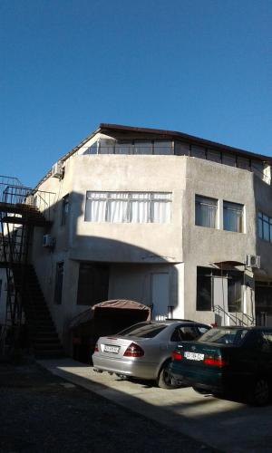 un coche aparcado delante de un edificio en Guesthouse Star Georgia, en Tiflis