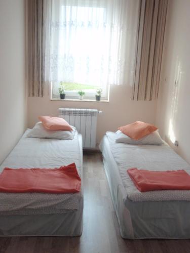 Postel nebo postele na pokoji v ubytování Zator Apartamenty Weekend