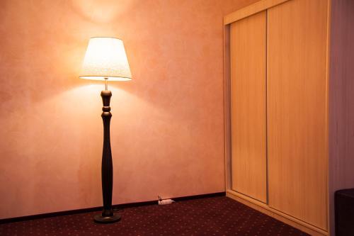 a lamp in the corner of a room with a wall at Le Mer in Afumaţi