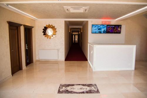 a hallway of a house with a rug on the floor at Le Mer in Afumaţi
